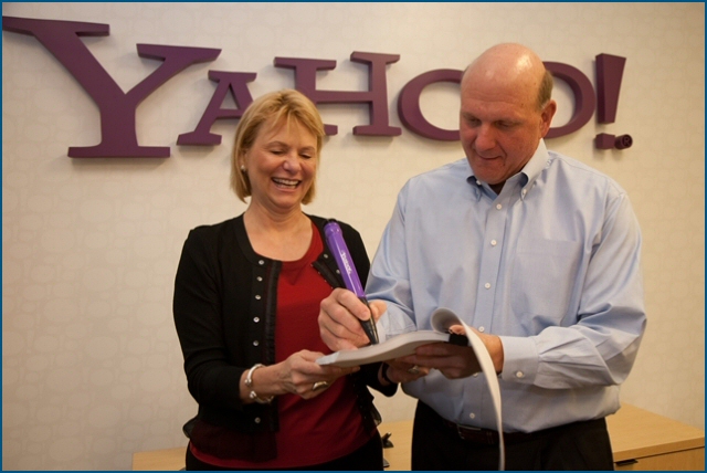 Carol Bartz et Steve Ballmer lors de la signature de l'accord de partenariat Yahoo / Bing