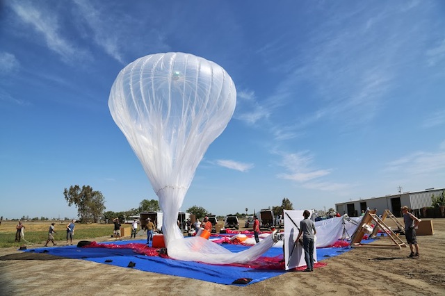 Préparation d'un ballon Google Loon pour le décollage